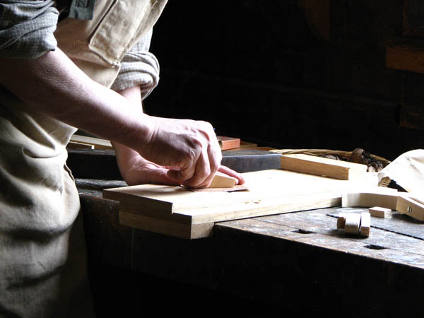 Nuestro equipo de profesionales cuenta  con muchos años de contrastada <strong>experiencia</strong> en el sector de la <strong>carpintería de madera en Porrera</strong>.